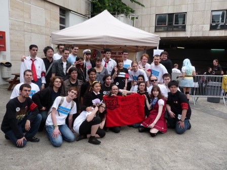 Noizi Itô avec les membres de l'association à Epitanime 2010